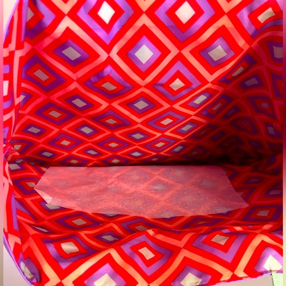 Clinique Vibrant Purple and Green Tote Bag with Minimalist Design - Picture 4 of 7